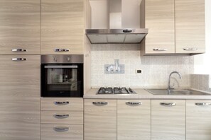 Kühlschrank, Ofen, Herdplatte, Wasserkocher mit Kaffee-/Teezubehör