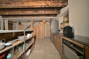 Fridge, microwave, oven, stovetop - Villa 'Toulal'ô' with Mountain View, Private Garden and Wi-Fi (Saint-Lary-Soulan)