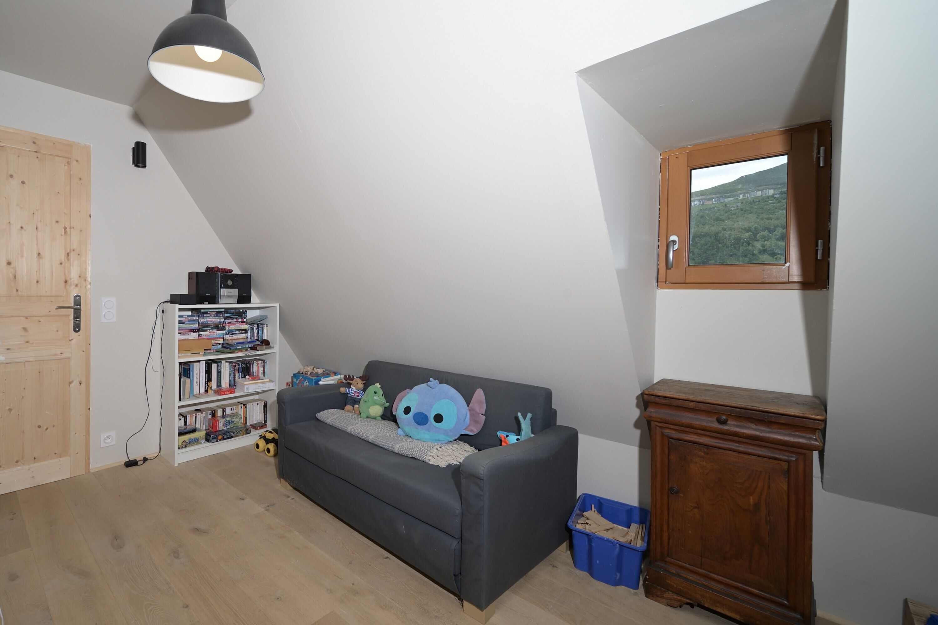 Fireplace, DVD player