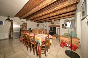 Interior - Villa 'Toulal'ô' with Mountain View, Private Garden and Wi-Fi (Saint-Lary-Soulan)