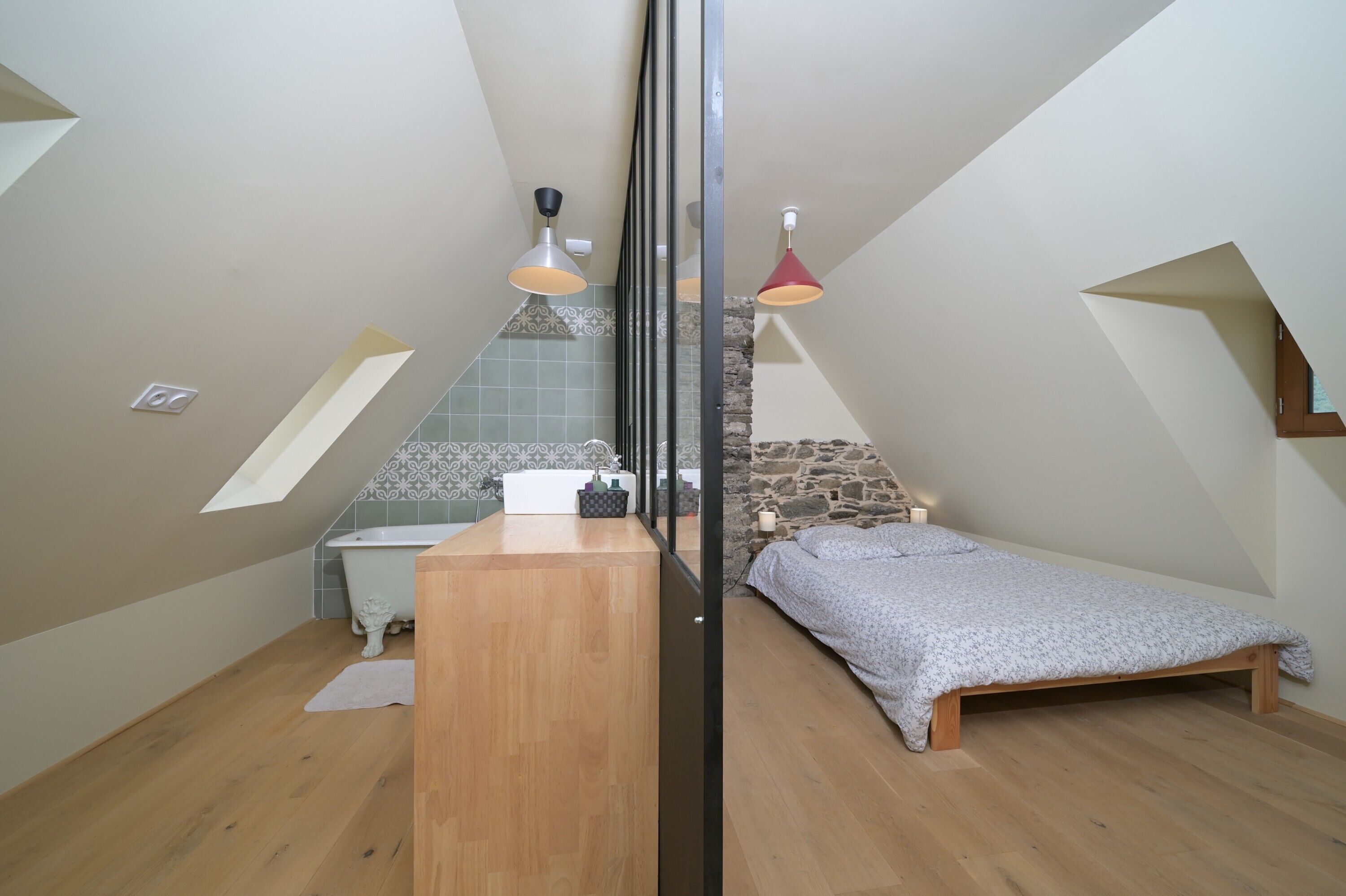 5 bedrooms, iron/ironing board, free WiFi, bed sheets