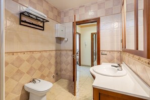 Bruser, hårtørrer, håndklæder