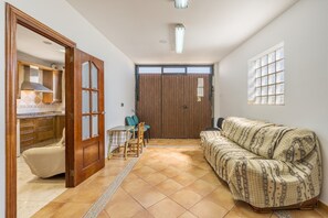 TV, fireplace, DVD player - Country House 'Casa Mamica Rosario' with Mountain View, Private Terrace and Wi-Fi (Yegen)