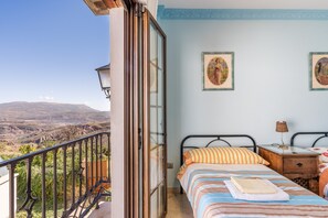 4 bedrooms, iron/ironing board, bed sheets - Country House 'Casa Mamica Rosario' with Mountain View, Private Terrace and Wi-Fi (Yegen)