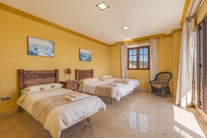 4 bedrooms, iron/ironing board, bed sheets