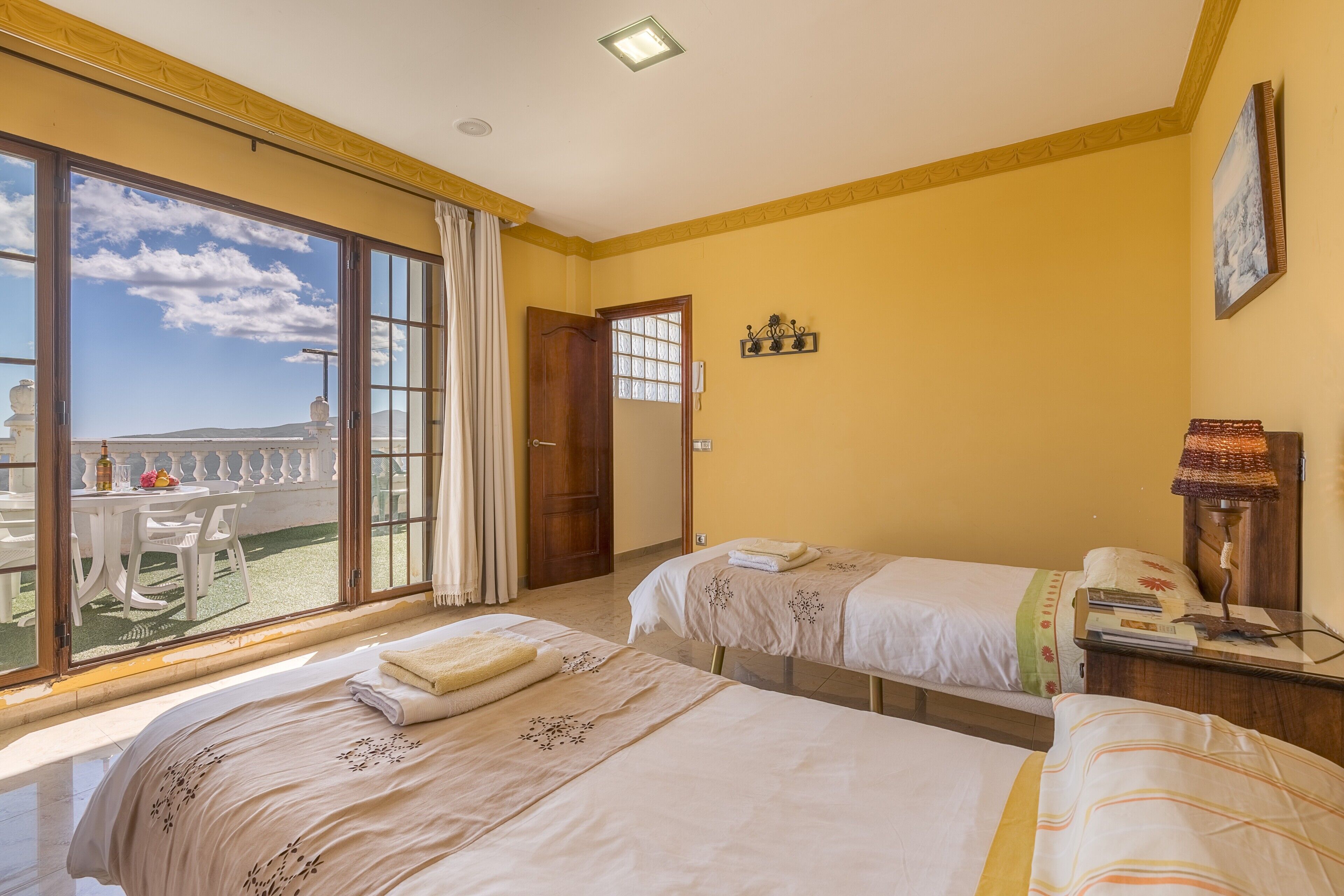 4 bedrooms, iron/ironing board, bed sheets