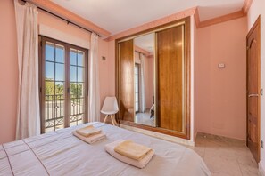 4 chambres, fer et planche à repasser, literie fournie
