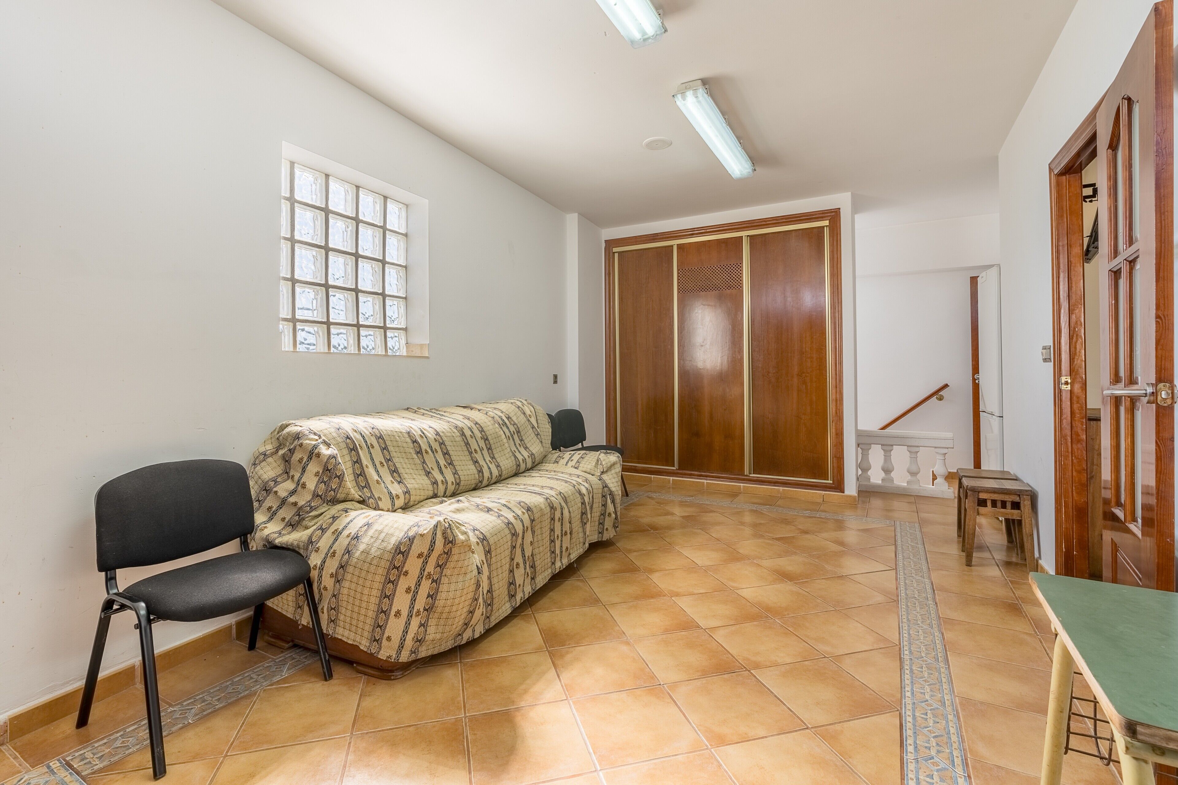 Una televisión, una chimenea, un reproductor de DVD