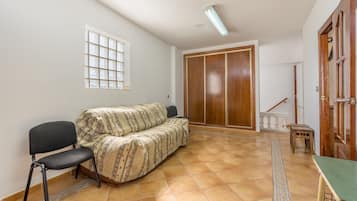 Televisie, een open haard en een dvd-speler