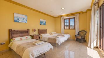 4 bedrooms, iron/ironing board, bed sheets