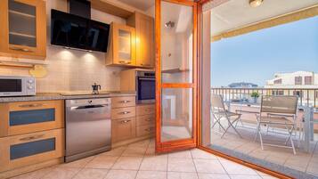 Refrigerador, microondas, horno y parrilla de estufa