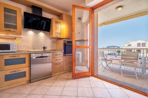 Kühlschrank, Mikrowelle, Ofen, Herdplatte