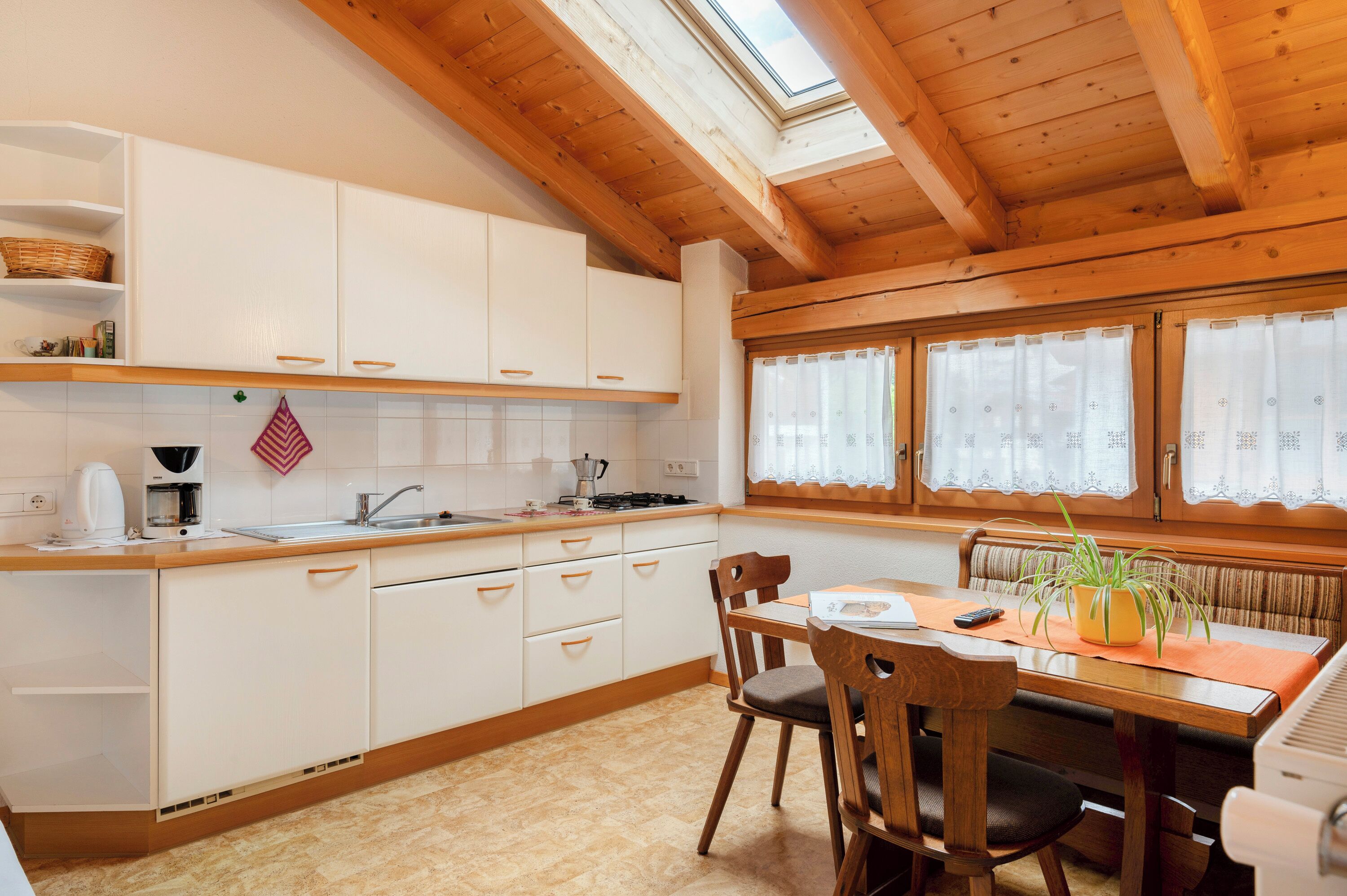 Réfrigérateur, plaque de cuisson, cafetière/bouilloire