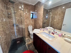 Dusche, Haartrockner, Handtücher, Toilettenpapier