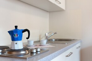 Refrigerador, placa de cocina, cafetera/tetera, tetera/pava eléctrica