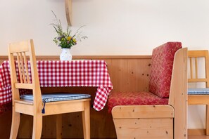 Dining - Studio Apartment 'Appartment Single' with Mountain View, Shared Garden and Wi-Fi (Sarnthein)