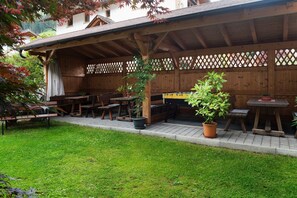 Outdoor dining - Studio Apartment 'Appartment Single' with Mountain View, Shared Garden and Wi-Fi (Sarnthein)