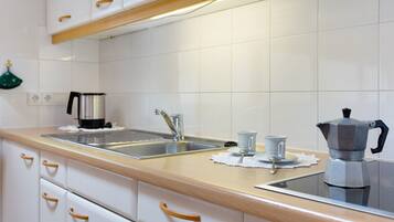 Fridge, stovetop, coffee/tea maker, electric kettle