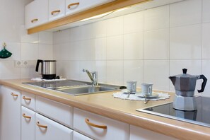 Refrigerador, placa de cocina, cafetera/tetera, tetera/pava eléctrica