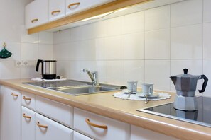 Kjøleskap, kokeplater, kaffetrakter/tekoker og vannkoker