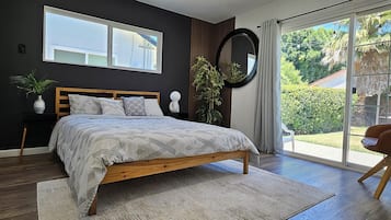 Escritorio, espacio para trabajar con laptop y wifi gratis