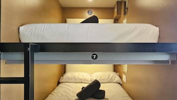 Slaapzaal, gemengde slaapzaal | Een bureau, een laptopwerkplek, gratis wifi, beddengoed