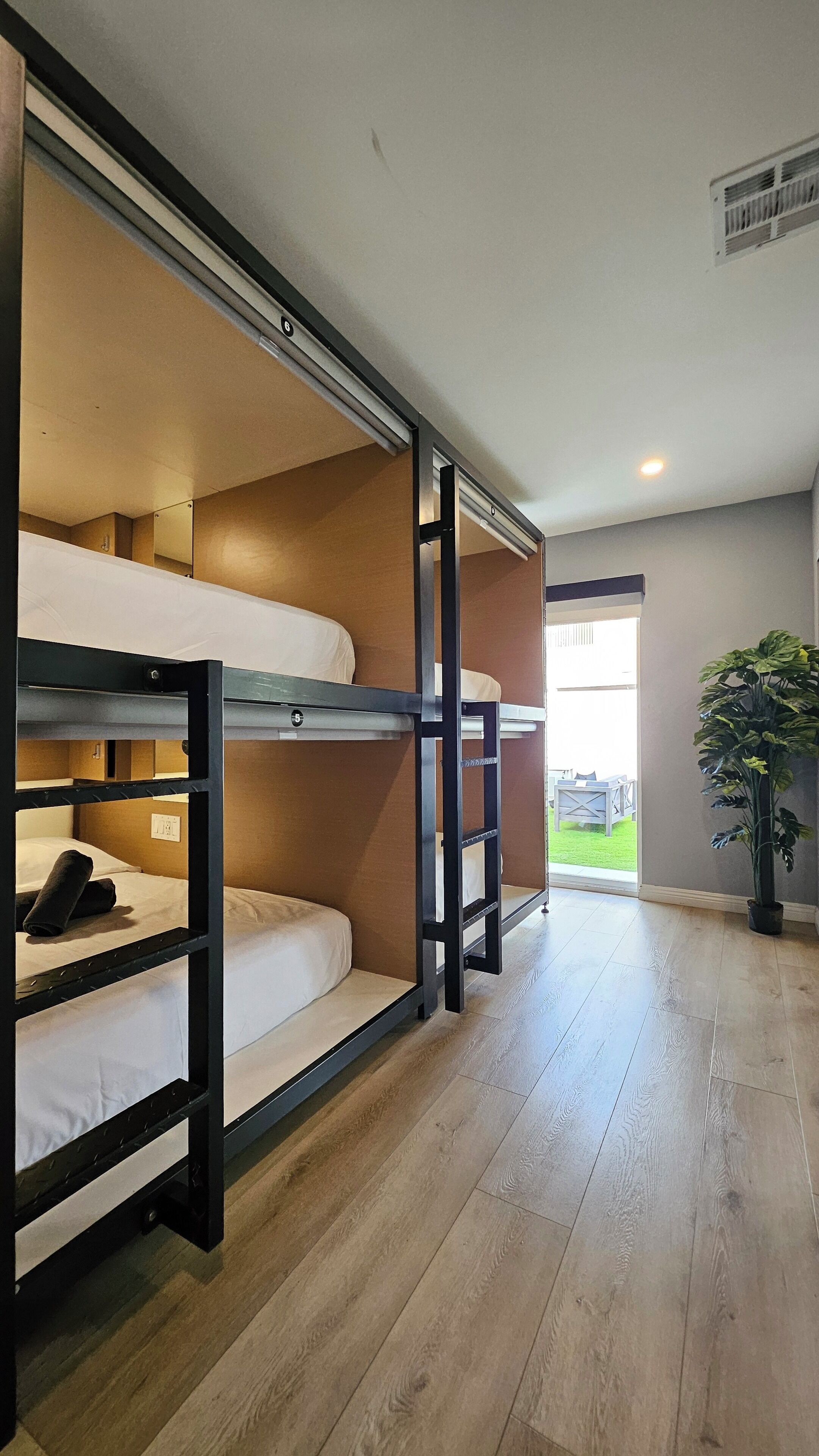 Escritorio, espacio para trabajar con laptop y wifi gratis 