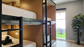 Dormitorio compartido, dormitorio mixto | Escritorio, espacio para trabajar con laptop y wifi gratis