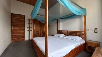 2 chambres, coffres-forts dans les chambres, fer et planche à repasser