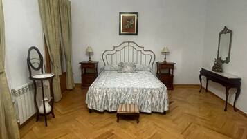 5 slaapkamers, een strijkplank/strijkijzer, gratis wifi, beddengoed