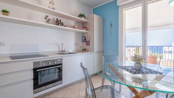 Frigorifero, microonde, forno, piano cottura