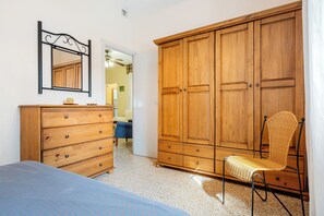 3 dormitorios, tabla de planchar con plancha, ropa de cama