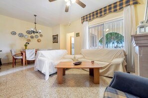 TV, fireplace - Holiday Home 'Can Manya' with Private Pool, Private Terrace and Private Garden (Alcanar)