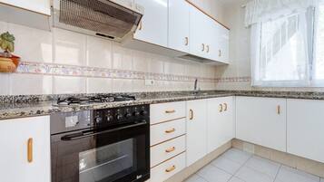 Een koelkast, een magnetron, een oven, een koffiezetapparaat/waterkoker