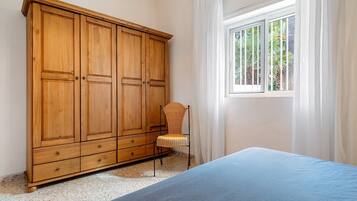 3 slaapkamers, een strijkplank/strijkijzer, beddengoed