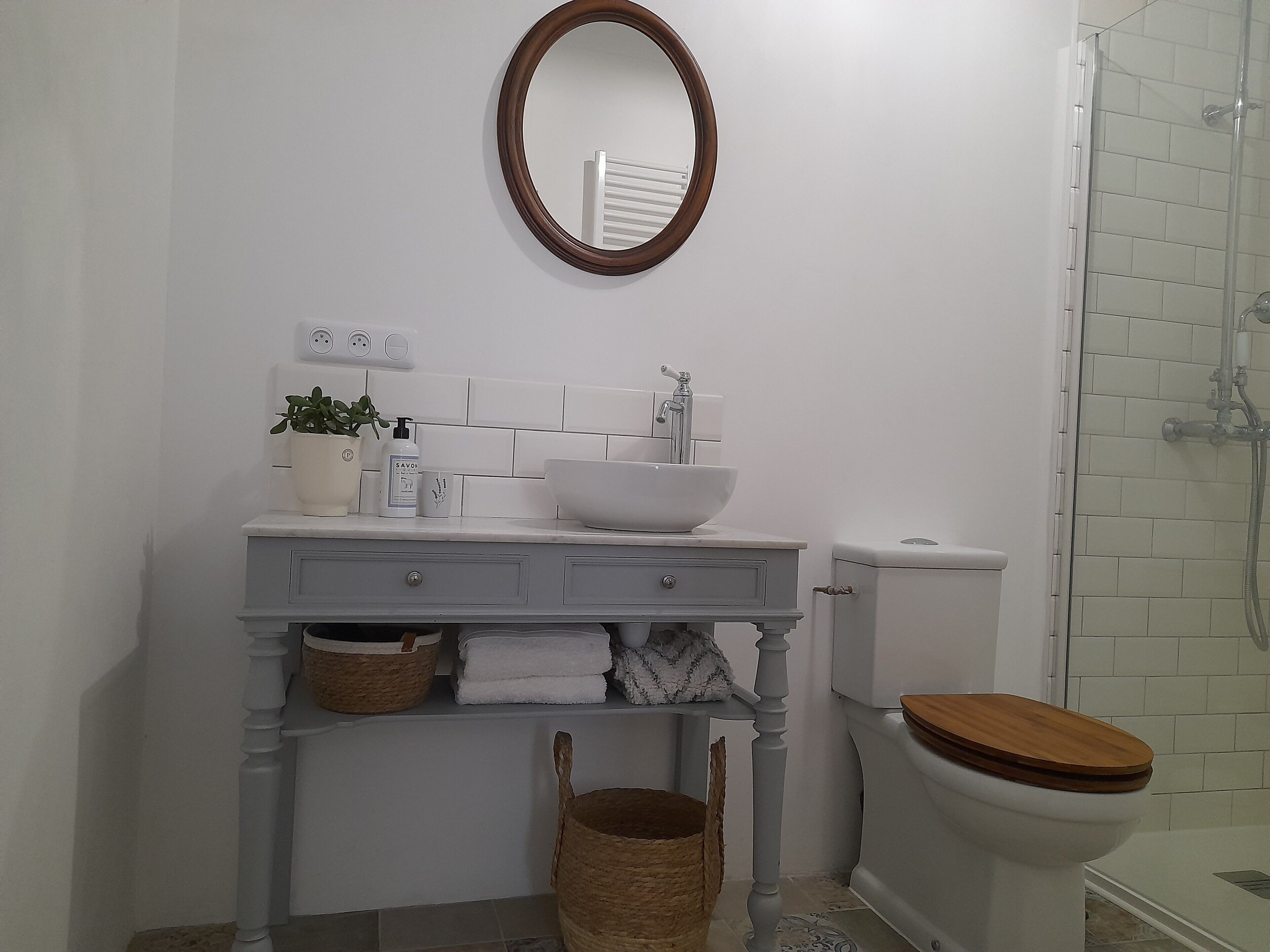 Douche, sèche-cheveux, serviettes fournies