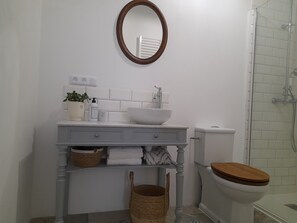 Douche, sèche-cheveux, serviettes fournies