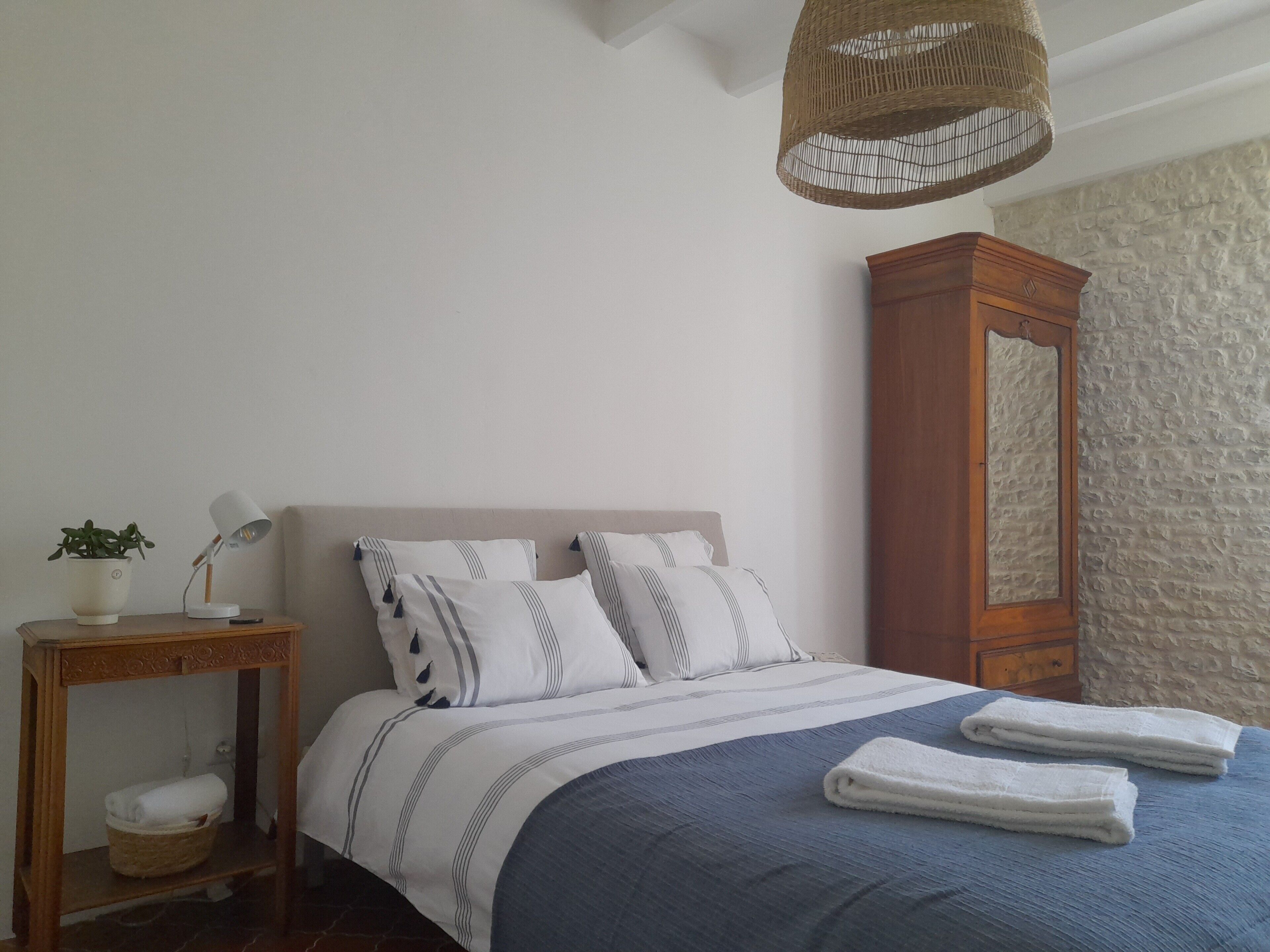1 habitación, tabla de planchar con plancha, wifi gratis y ropa de cama 