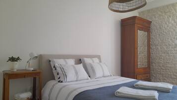 1 habitación, tabla de planchar con plancha, wifi gratis y ropa de cama