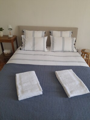 1 bedroom, iron/ironing board, free WiFi, bed sheets - Cottage 'Vacation Rental' with Private Terrace, Private Garden and Wi-Fi (Lignières-Ambleville)