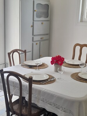Dining - Cottage 'Vacation Rental' with Private Terrace, Private Garden and Wi-Fi (Lignières-Ambleville)