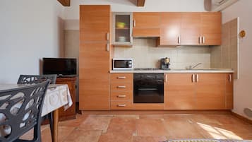 Frigorifero, microonde, forno, piano cottura