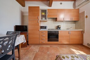 Fridge, microwave, oven, stovetop - Apartment 'Appartamento Sofia' with Shared Pool, Wi-Fi and Air Conditioning (Gavorrano)