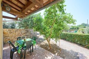 Outdoor dining - Apartment 'Appartamento Sofia' with Shared Pool, Wi-Fi and Air Conditioning (Gavorrano)