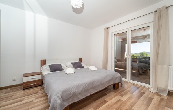 3 bedrooms, iron/ironing board, travel crib, free WiFi