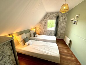 4 bedrooms, iron/ironing board, free WiFi, bed sheets