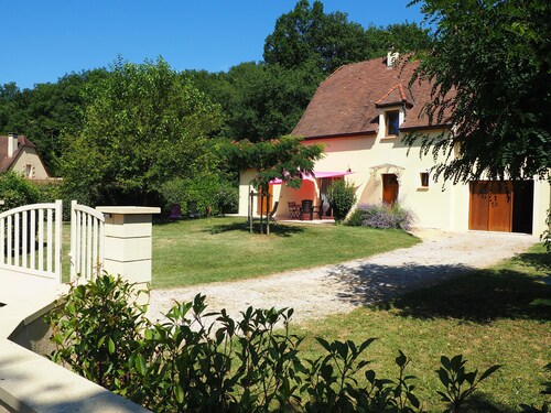 Casa de vacaciones 'Gîte La Sarrazine' con piscina privada, terraza privada y Wi-Fi