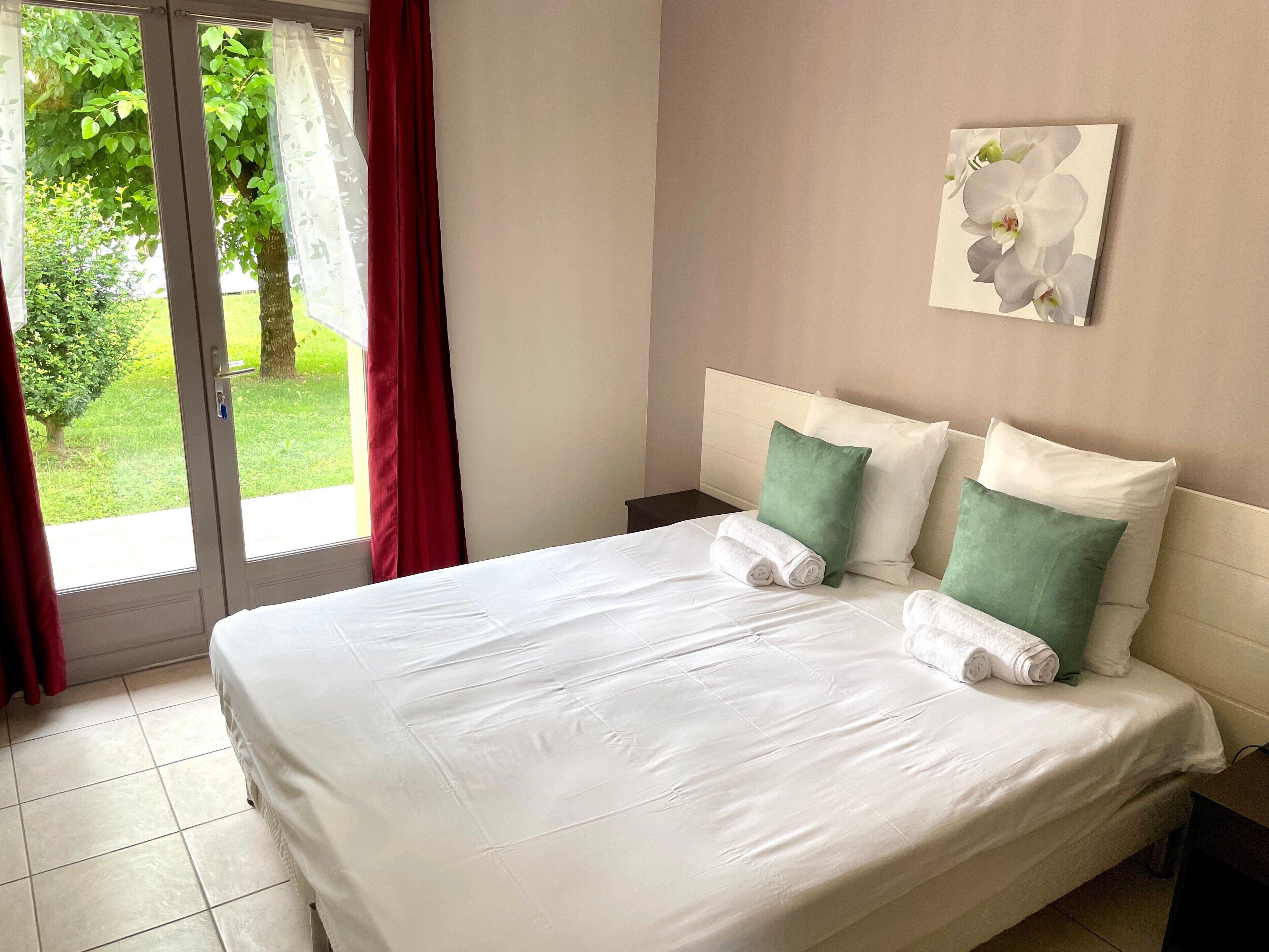 4 bedrooms, iron/ironing board, free WiFi, bed sheets