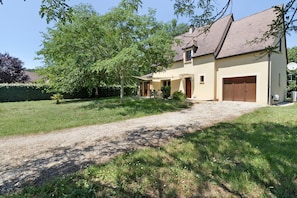 A house with a gravel driveway, a front porch, and a garage. - La Sarrazine – Family Cottage with Heated Pool (Mid-May to September) (Carlux)