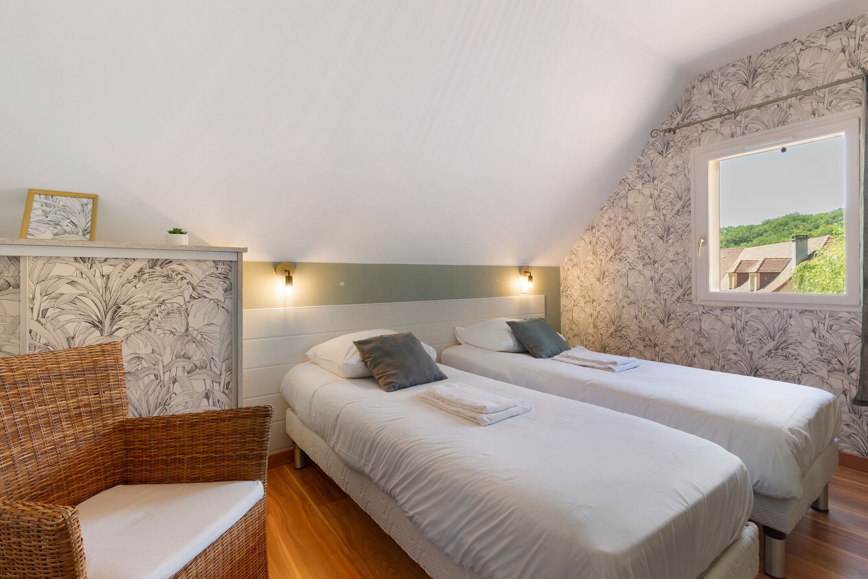 4 bedrooms, iron/ironing board, free WiFi, bed sheets